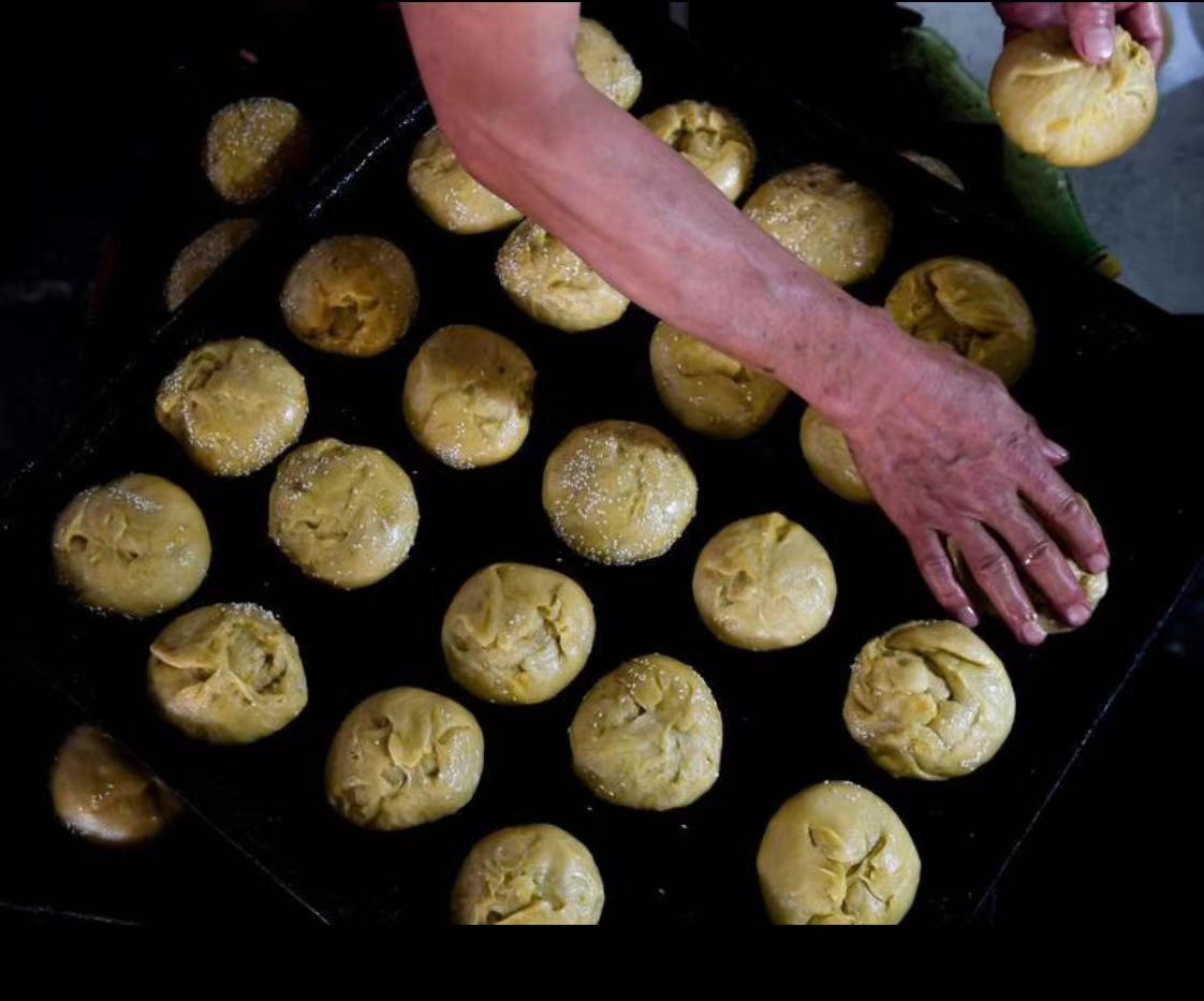 丰镇月饼起源于内蒙古乌兰察布市丰镇市。2009年，丰镇月饼制作技艺被列入内蒙古自治区级非物质文化遗产名录。