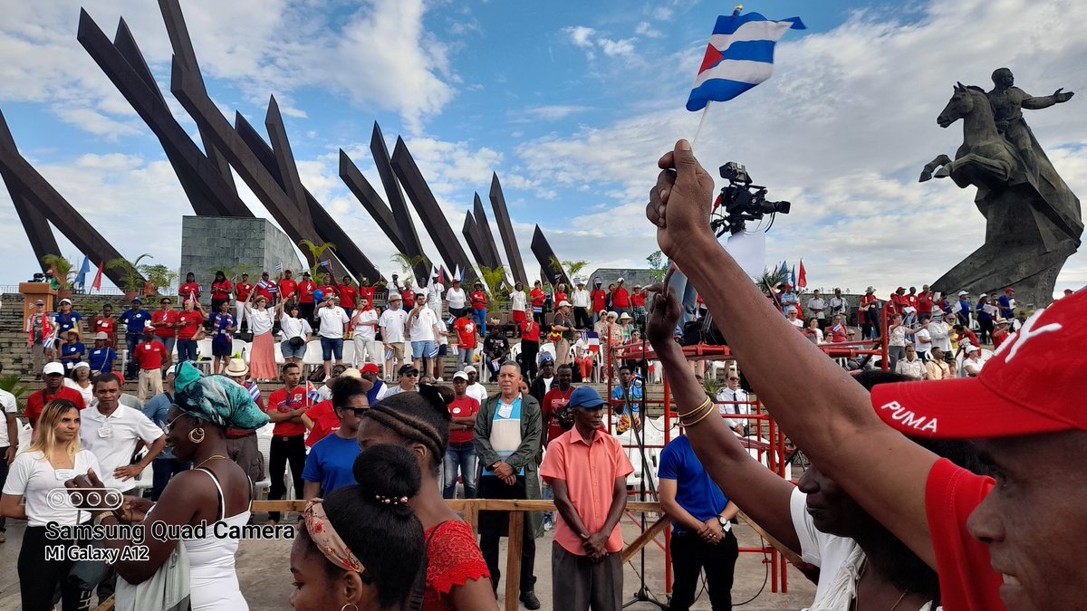 Seguimos con nuestros compañeros celebrando el día mundial del proletariado. Y gracias a Cuba de celebración, con júbilo y entusiasmo. 
#Somoscubanos
#Cubalibre
#empalsantiagodecuba
#PorCubaJuntosCreamos