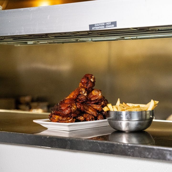 Order up! Did you miss our 95 cent wings tonight?? Better be here next Thursday!
.
📍 940 Roosevelt Rd, Glen Ellyn, IL
📞 (630) 942-0940
💻 Ellyns.com
.
.
.
#eatlocal #wings #wing #fries #orderup #wing #sauceboss