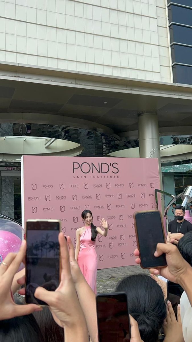 KoreanUpdates's tweet photo. Jakarta cerah hari ini menyambut kedatangan Tzuyu!!! Tzuyu Fans siap mengawal Tzuyu di Jakarta??? #PONDSXTZUYU https://t.co/zYe7GhA85K