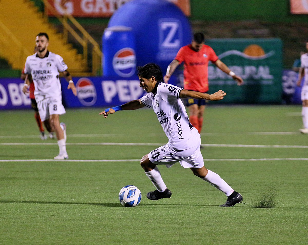 Imágenes del primer tiempo entre Comunicaciones y Municipal en la semifinal de ida del Torneo #Clausura2024 de la #LigaGuateBanrural. 

⚽️ #Clásico329
🏆 #FaseFinalGT2024
🆚 #ComunicacionesMunicipal