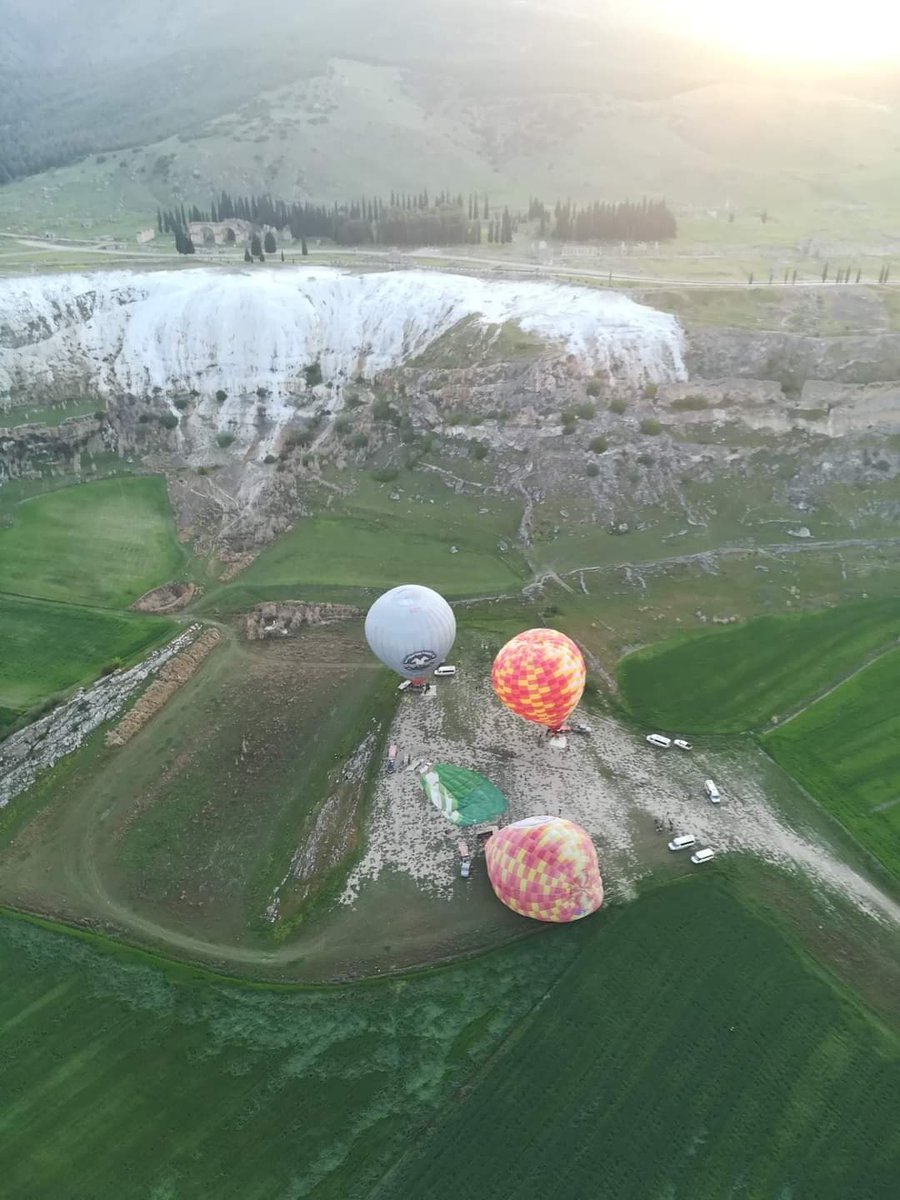 's tweet image. Pamukkale visto de balão de ar quente, Turquia. #Pamukkale #Turquia #balão #travelphotography #viagens #FotógrafoAmador