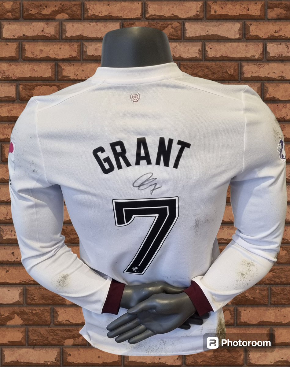 Happy Friday. Really wanted to add a long sleeved matchworn 150th Anniversay shirt to the collection. So I couldn't resist getting @JorgeGrant18 shirt from the @bighearts day. Great cause, great player, and a great shirt ⚽️⚽️⚽️🇱🇻🇱🇻