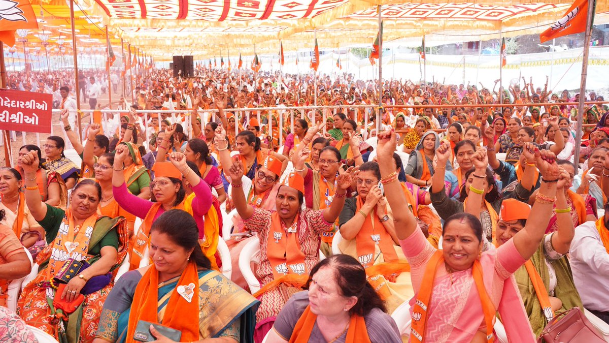 वीरभूमि गुजरात के दाहोद में जन-जन का उत्साह बता रहा है कि प्रदेश 'फिर एक बार मोदी सरकार' के संकल्प के साथ है। गुजरात की धरा सांस्कृतिक, आध्यात्मिक, औद्योगिक सभी क्षेत्रों में राष्ट्र को नेतृत्व प्रदान की है। घमंडिया गठबंधन परिवारवादियों, भ्रष्टाचारियों, सनातन विरोधियों व राष्ट्र…