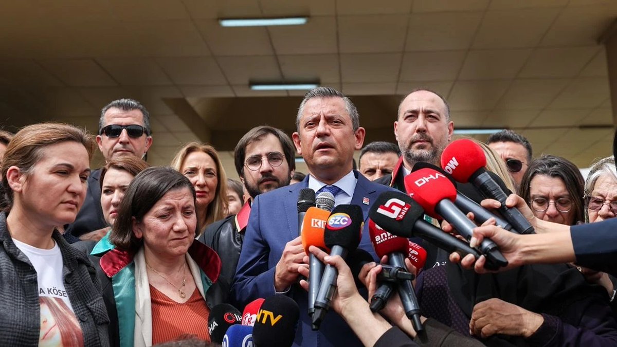 CHP Genel Başkanı Özgür Özel: 'Sansürün, otosansürün ve siyasi baskının olmadığı koşulların yaratılmasının, gazetecilerin haberleri nedeniyle cezaevinde olmayacakları bir ülkeyi sağlamak için mücadelemizi sürdüreceğiz.'