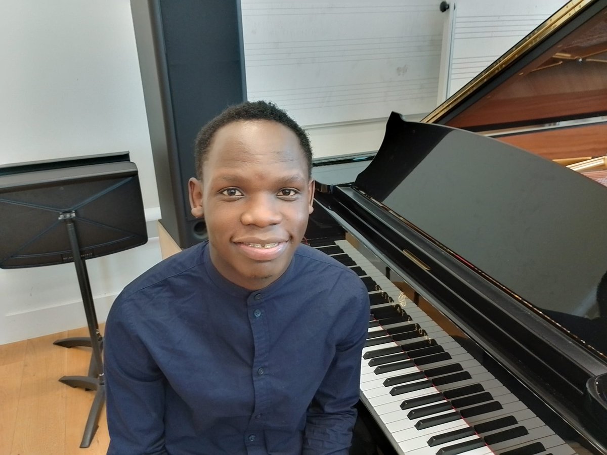 🎹 @BirmCons student Teddy Otieno appears in the hit Channel 4 series #ThePiano this Sunday at 9pm! The 22-year-old from Kenya will hope to win a place in the final by dazzling superstars Lang Lang and Mika. Best of luck, Teddy! 🤞 Follow his progress: channel4.com/programmes/the…