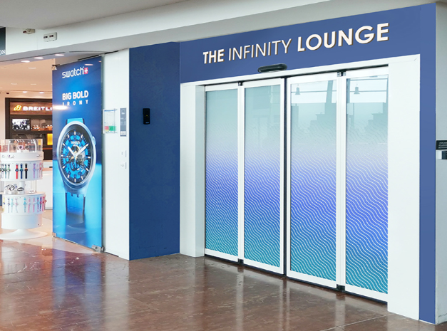 Les passagers ayant des vols en salle B du terminal 2 sont accueillis au salon VIP Infinity Lounge tous les jours de 8h à 16h. L'accès au salon se situe entre Hour Passion et Hermès. Plus d'informations sur nice.aeroport.fr/reservation/se…