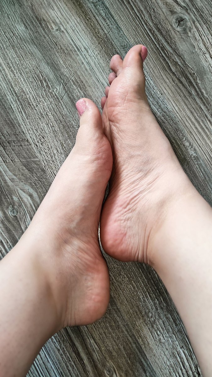 Dzień dobry moje szmaty 🥰 Kawomat poszukiwany na już, a najlepiej kilku. Mrożona kawka w taki ciepły poranek to najlepsze co można wypić 😜 @rt_feet @IRTFemdom61232 @rt_find @PolishFindomFan @RTslavePuppy @FootParadiseRT @PolskiFindom @rtfindom @dommes_rt #femdom #findom