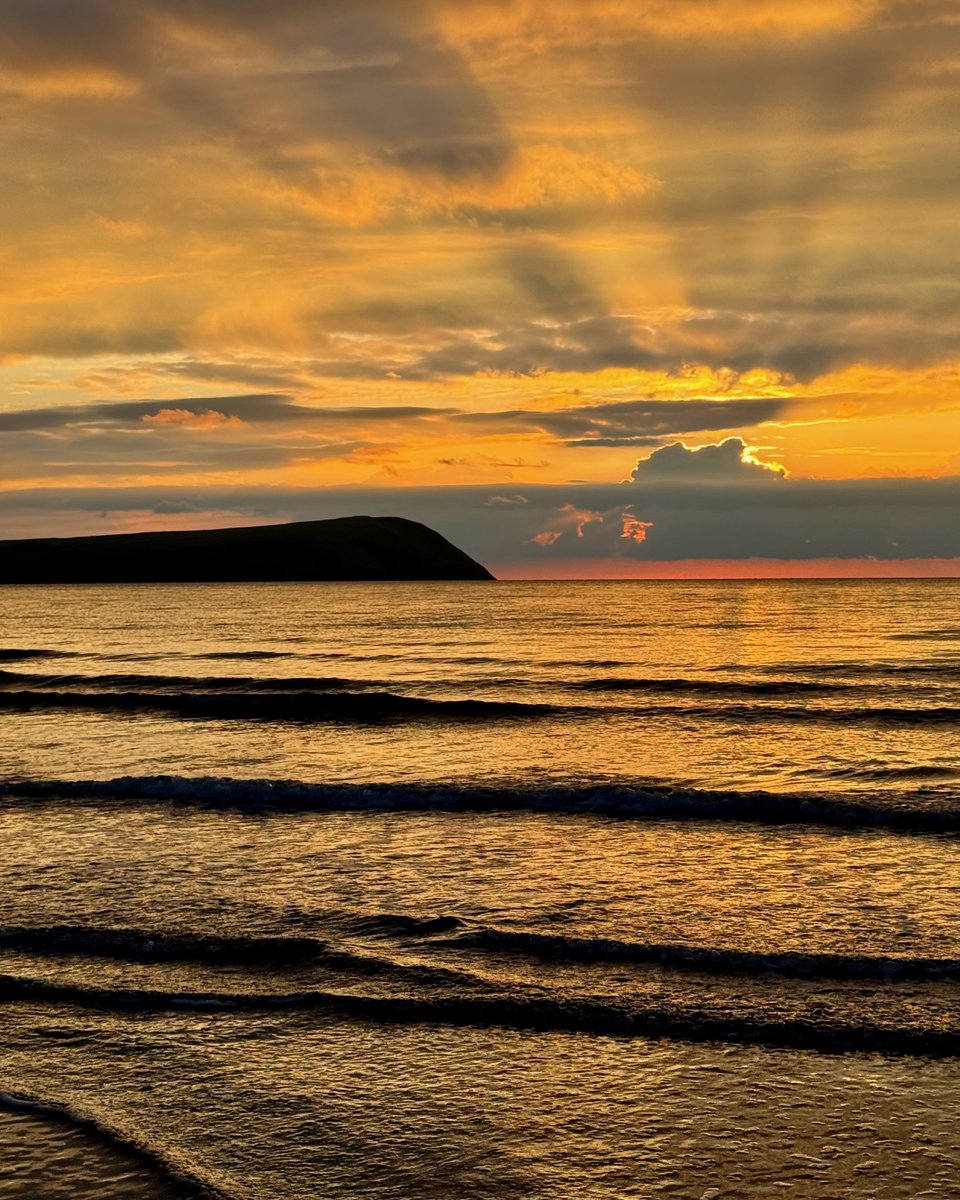 One of my favourite #sunsets from last weekend at my favourite beach #NewportSands 🧡 Hope there'll be some more beauties this weekend! #traethmawr #newportpembs #newportpembrokeshire @StormHour @thephotohour @ItsYourWales @visitpembs @WalesCoastPath @W4LES