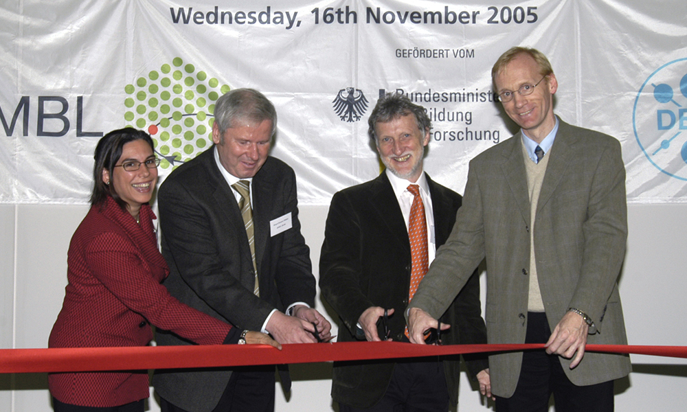 #FlashbackFriday! EMBL celebrates its 50th anniversary in 2024 & we are revisiting past impactful moments. In 2005, EMBL Hamburg opened Europe’s largest high-throughput crystallisation facility with @DESY – a collaboration that has only grown. embl.org/about/info/arc…