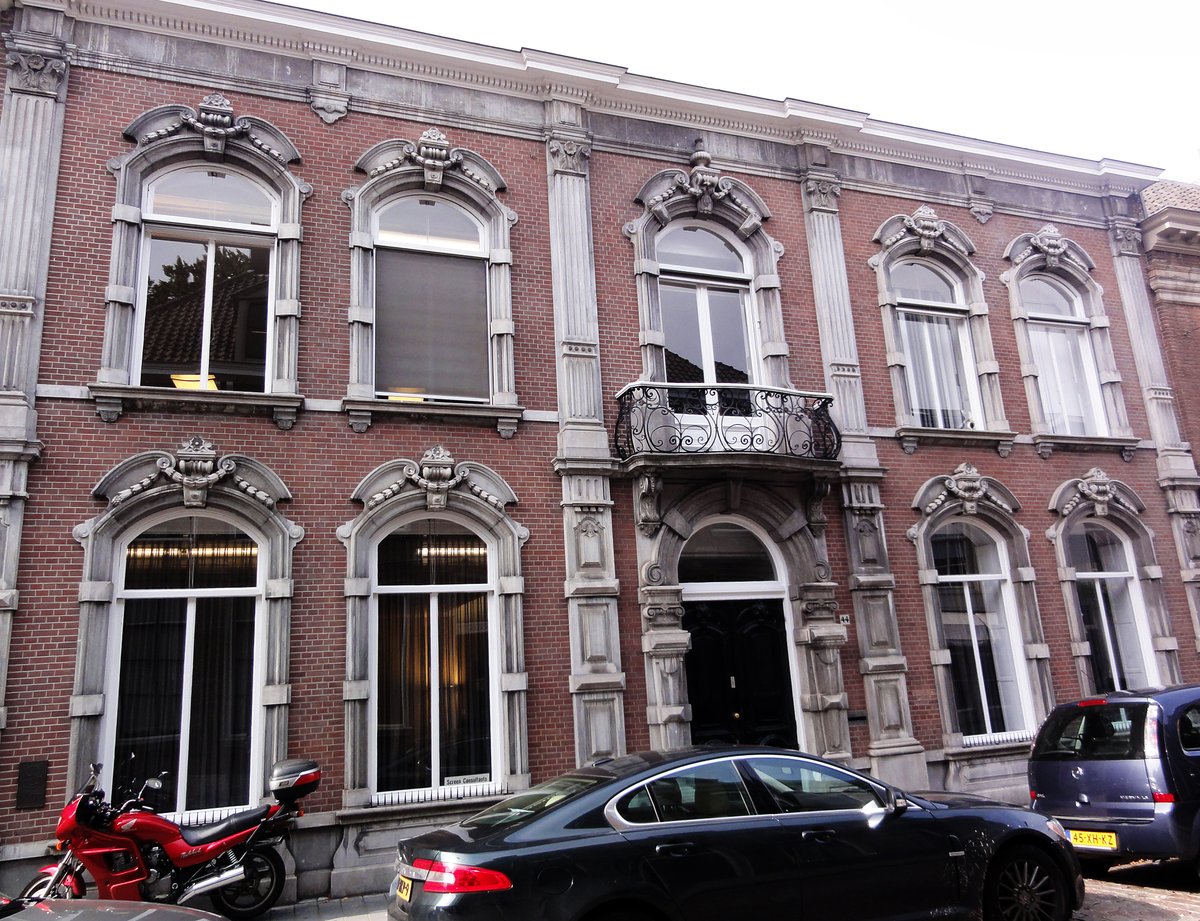 House in #DenBosch (Noord-Brabant). It was built in 1880 in neo-baroque style.