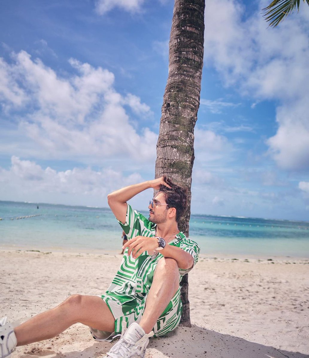 The perfect Beach Boy vibes from actor Arjun Bijlani. Check out these pictures!

#arjunbijlani #beachboy
#beachvibes

@Thearjunbijlani