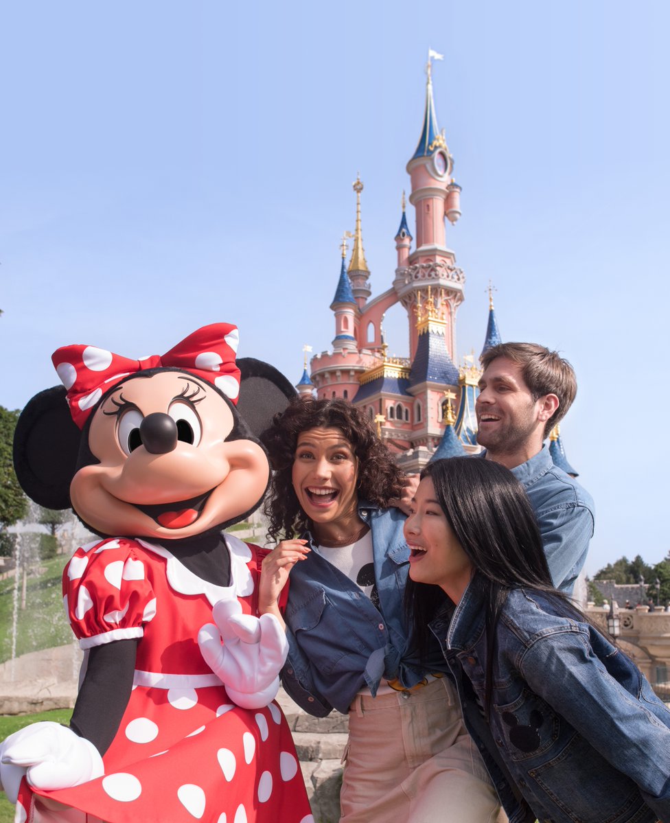 ¿Algo mejor que pasar un día de verano con tus amigos en @DisneylandParis?
 
#DisneyDestinos