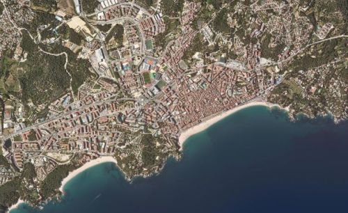 🛰️ El #Menut ajuda a detectar canvis a la costa catalana, com els provocats per la borrasca Nelson, i a entendre millor la dinàmica litoral.

📷 Platges de Fenals i Lloret de Mar
1⃣ Imatge satel·litària Menut 13/4/24
2⃣ Imatge aèria rectificada vigent ICGC (ortofoto)