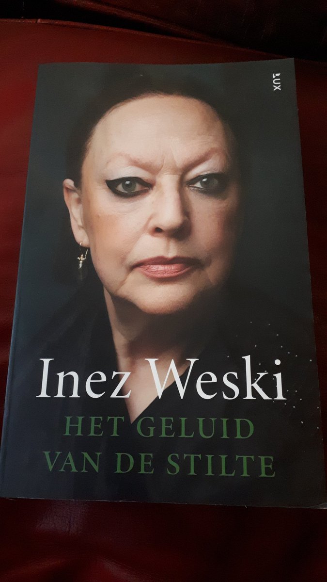 #boekperweek nr. 16/52. Het geluid van de stilte van Inez Weski. @uitgeverijlux Wat een verhaal. Je houdt je hart vast voor onze rechtsstaat. In mijn familie weten we maar al te goed wat er kan gebeuren als de overheid zich tegen je keert. We leven in gure tijden.