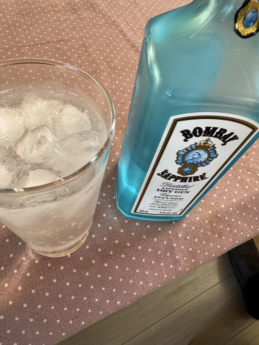 1_jojojojojojo's tweet image. 部屋がだいぶ暖かくなって来たので、大好物いただきます🥂
#BombaySapphire  
お供は　#dfs897