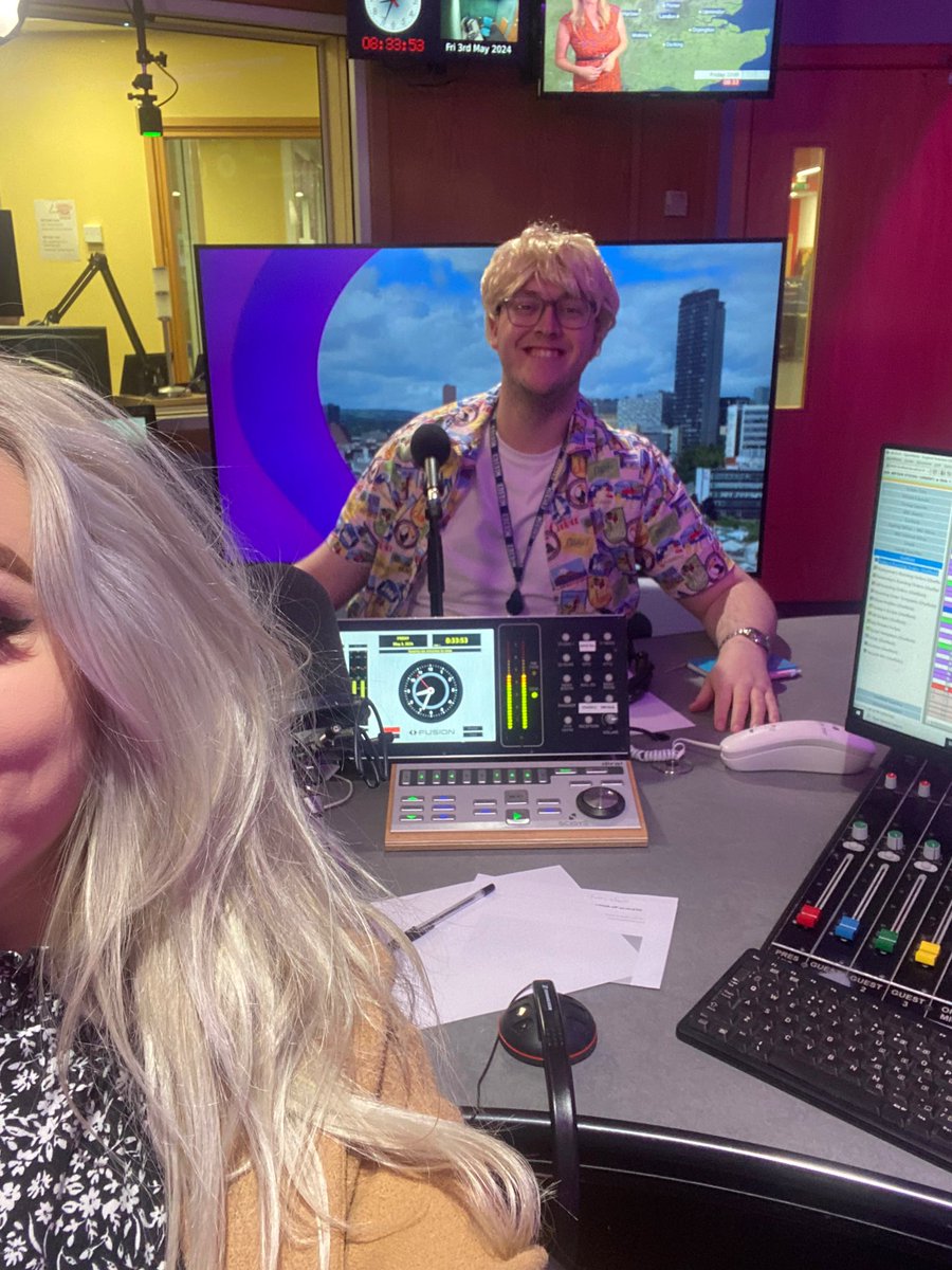 ELLIOTT RECKONS BECAUSE HE’S GONE BLONDE LIKE ME, HE WILL WIN TODAY…🙄🙄🙄 I think he’s silly. Tune in to @BBCSheffield NOW for the BRAIN GAME QUIZ 💜💭📸 @egreenjourno