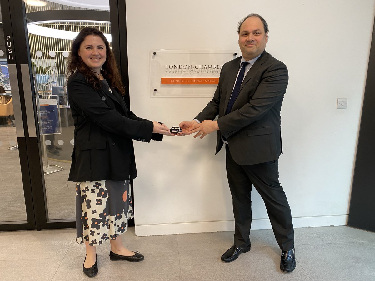 It was good to welcome a delegation from Kyiv City Council to the @londonchamber. Alongside @TheCityUK we considered the future of the Ukrainian economy. Here I am presenting a memento of London to Yevheniia Kuleba, Secretary of the Environment Committee on Kyiv City Council.