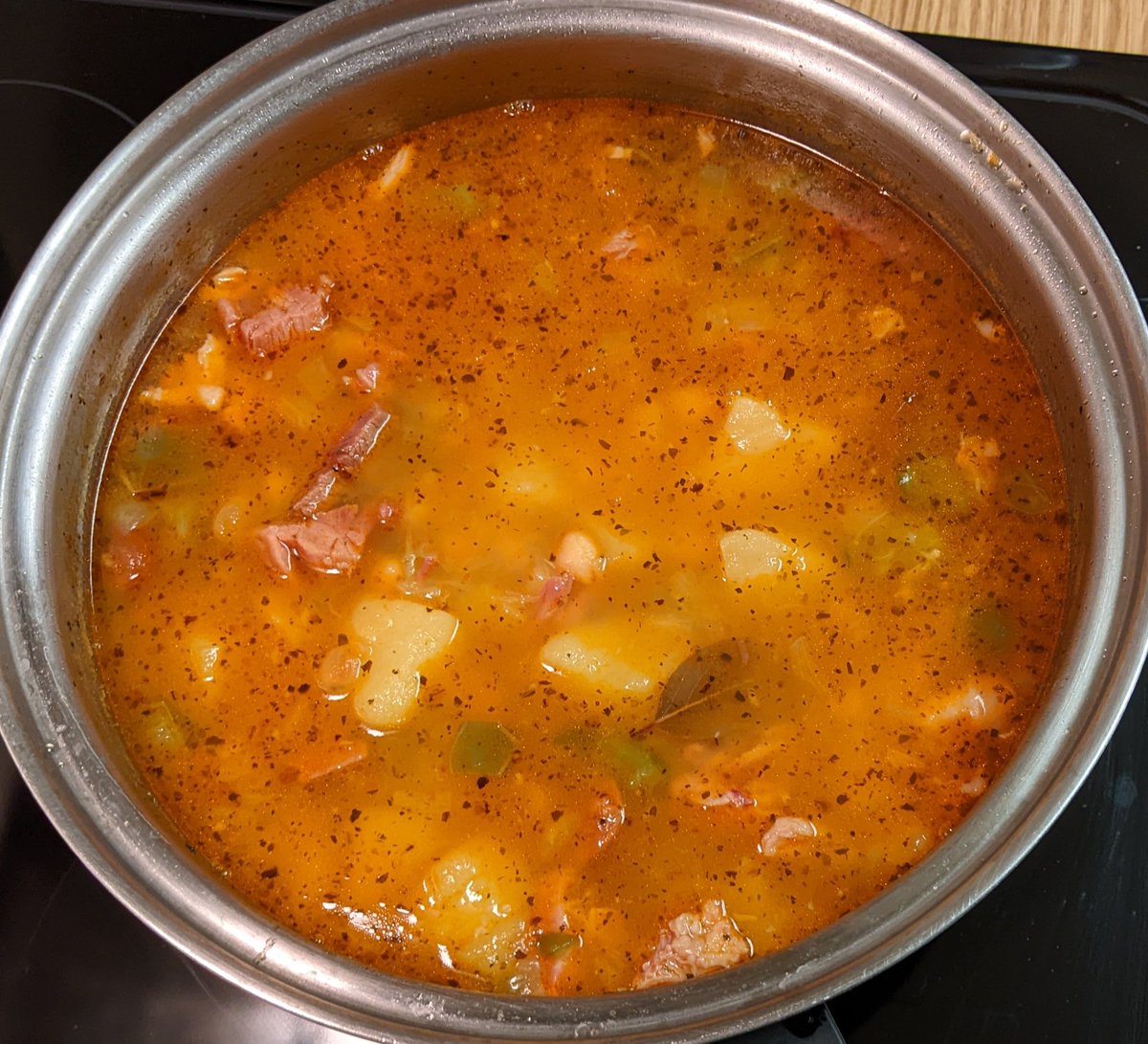 Fresh batch of Garbanzo Bean Soup

#allkindsofrecipes #testkitchen #garbanzobeansoup #spanishbeansoup #soup #garbanzobeans #chickpeas #ham #chorizo #potatoes #onion #greenpepper #garlic

Link to the recipe:
allkindsofrecipes.com/2014/05/garban…