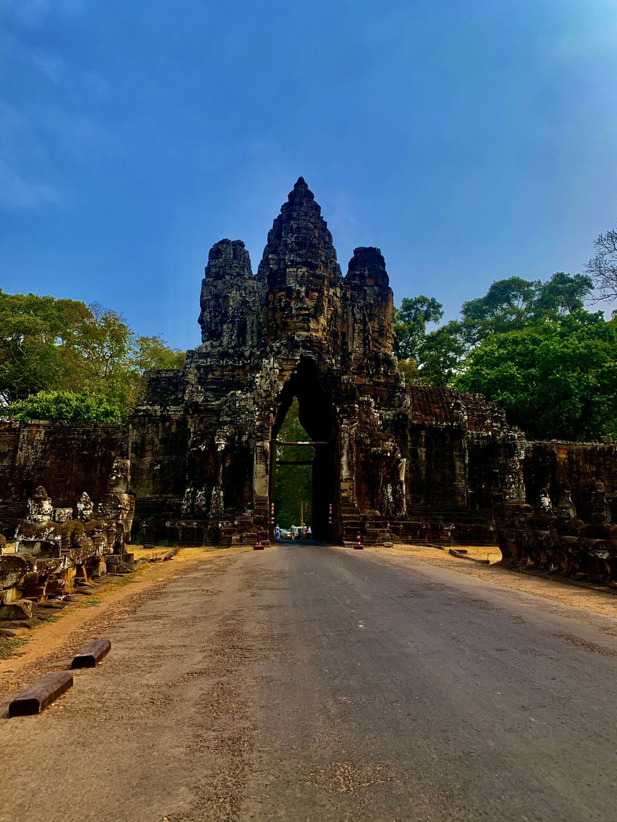 Yeterli zaman geçtiğinde, tarihten geriye yıkıntılardan başka bir şey kalmaz. 
#AngkorWat
