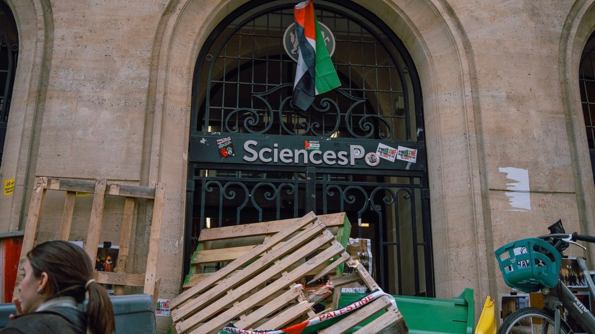 Sciences Po : une lutte pour la parole La semaine du 22 avril, le Comité Palestine de Sciences Po Paris a occupé et bloqué l'école. Si le soutien aux Palestiniens est unanime dans l’établissement, la manifestation de celui-ci est déjà plus discutée. 👉 regards.fr/sciences-po-un…