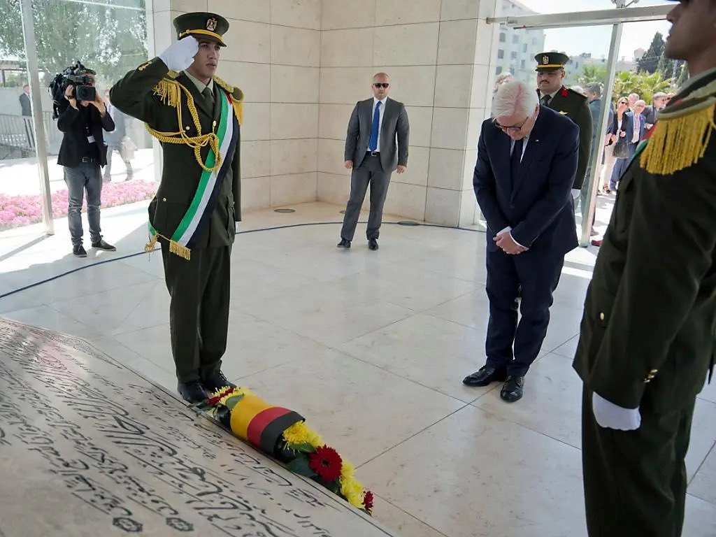 Dass Frank-Walter Steinmeier ein Mullah Regime Appeaser und ein Freund von PLO Terroristen ist, sollte nicht überraschen. Es ist kein Zufall, dass er sich vor dem Grab Arafats verneigte und einen Kranz niederlegte. Es ist kein Zufall, dass er den Mullahs zur Revolution…