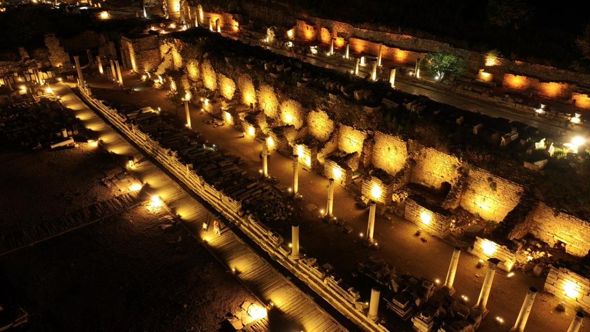UNESCO Dünya Mirası Listesi'nde yer alan Efes Antik Kenti, gece müzeciliği uygulaması kapsamında ziyarete açıldı.