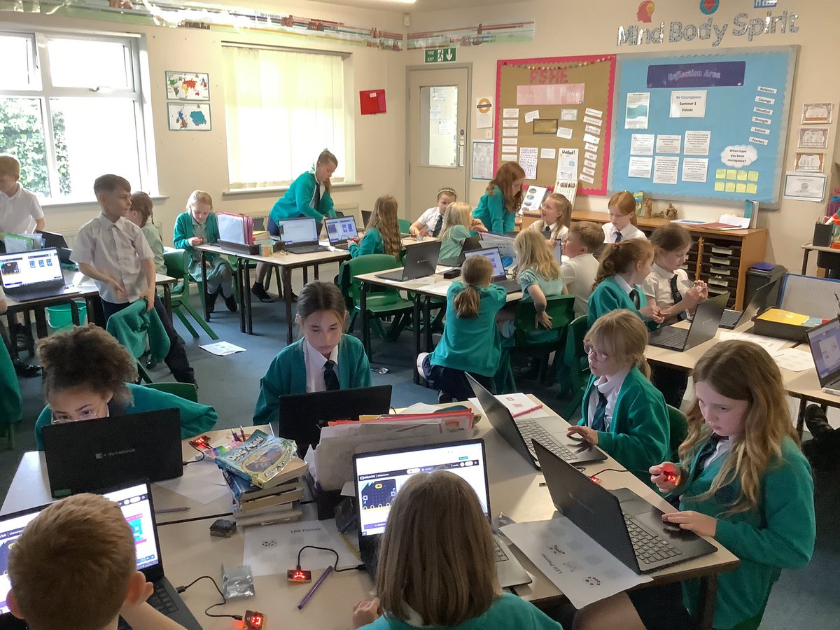 AckworthHoward's tweet image. Class 4 used the micro:bit today to practise the process of selection. They programmed the micro:bit to display an emoji of their choosing when A was pressed. Great effort, Y4! @microbit_edu #AckworthHowardComputing