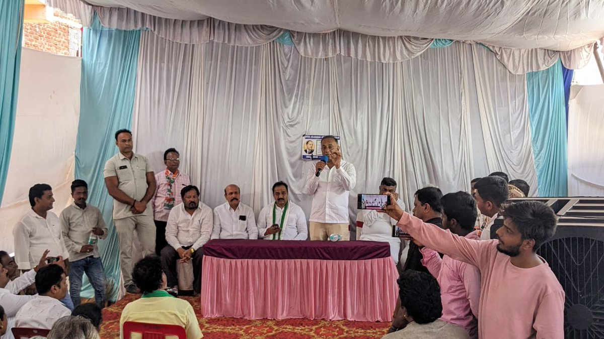Met with local leaders and party workers in Nagashettikoppa, Hubli during our padayatra today. 
The upcoming Lok Sabha election in Dharwad will undoubtedly be a win for the Congress Party. People know well how the current BJP MP has ignored the development of the constituency and…