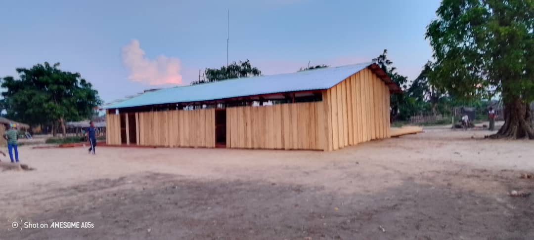 Grâce à @UNCERF, un espace d'apprentissage tout neuf à Boyele Port dans la #Likouala est prêt à accueillir les 252 élèves du village. Il a été construit à la place de l'école en matériaux non-durables emportée par les eaux suites aux dernières #inondations 🌊