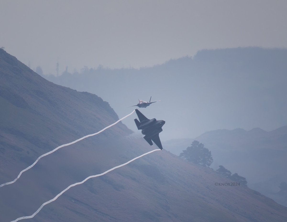 F35s leaving their trademark wingtip vortices through the Lakes yesterday 
#aviationphotography #lowlevel #usaf