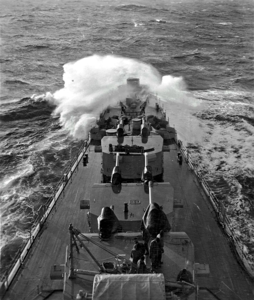 Cruisers

#USSRoanoke CL145 (1949-1958)
Worcester Class

📷 1949-1950 #MediterraneanSea

@USNavy 🇺🇲