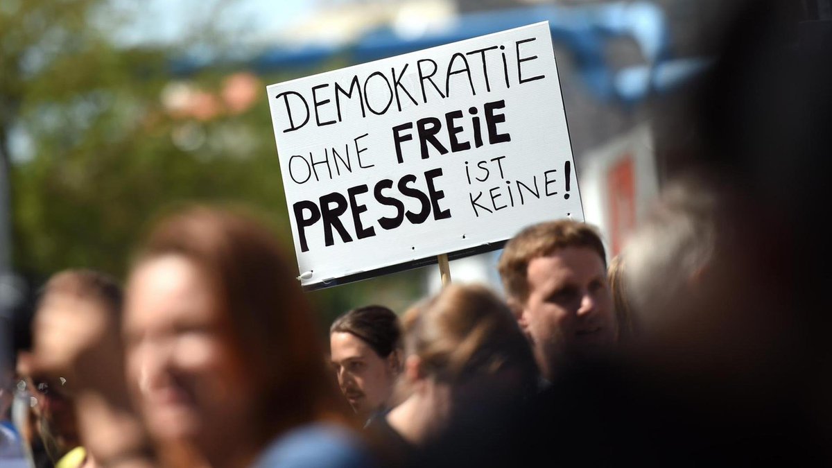 @tagesschau Die Rangliste der #Pressefreiheit ist auch ein Demokratieindex. Und das Vertrauen in die Demokratie ist in den vergangenen Jahren stark zurückgegangen, wie Umfragen zeigen – vor allem in Teilen Ostdeutschlands.
Nun also Rang 21?