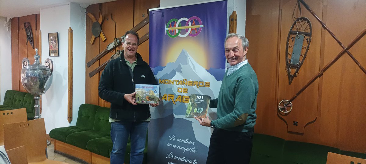 Una tarde estupenda en el club Montañeros de Aragón para hablar con sus socios de libros de altura, de los 101 lugares de Aragón, de los Pirineos, de estepas olvidadas como los Llanos de Visiedo o Torrecilla de Valmadrid, de los ibones de Literola, de Collarada. Con buenos amigos