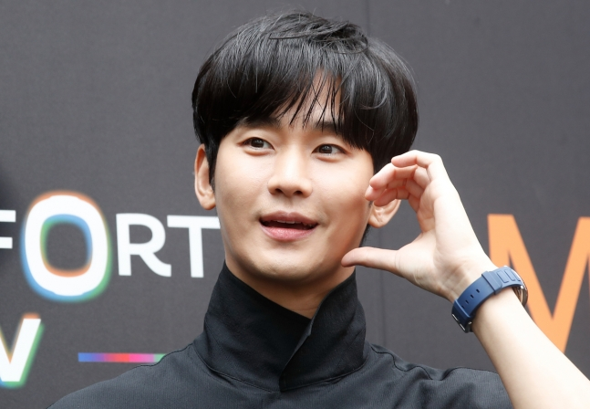 #KimSooHyun leads the advertising model brand reputation rankings for May, followed by #LimYoungWoong and #MaDongSeok.

The top 30 advertising model brand reputation rankings in May are: 

1. #KimSooHyun 
2. #LimYoungWoong 
3. #MaDongSeok 
4. #SonHeungMin 
5. #SonSeokGu 
6.