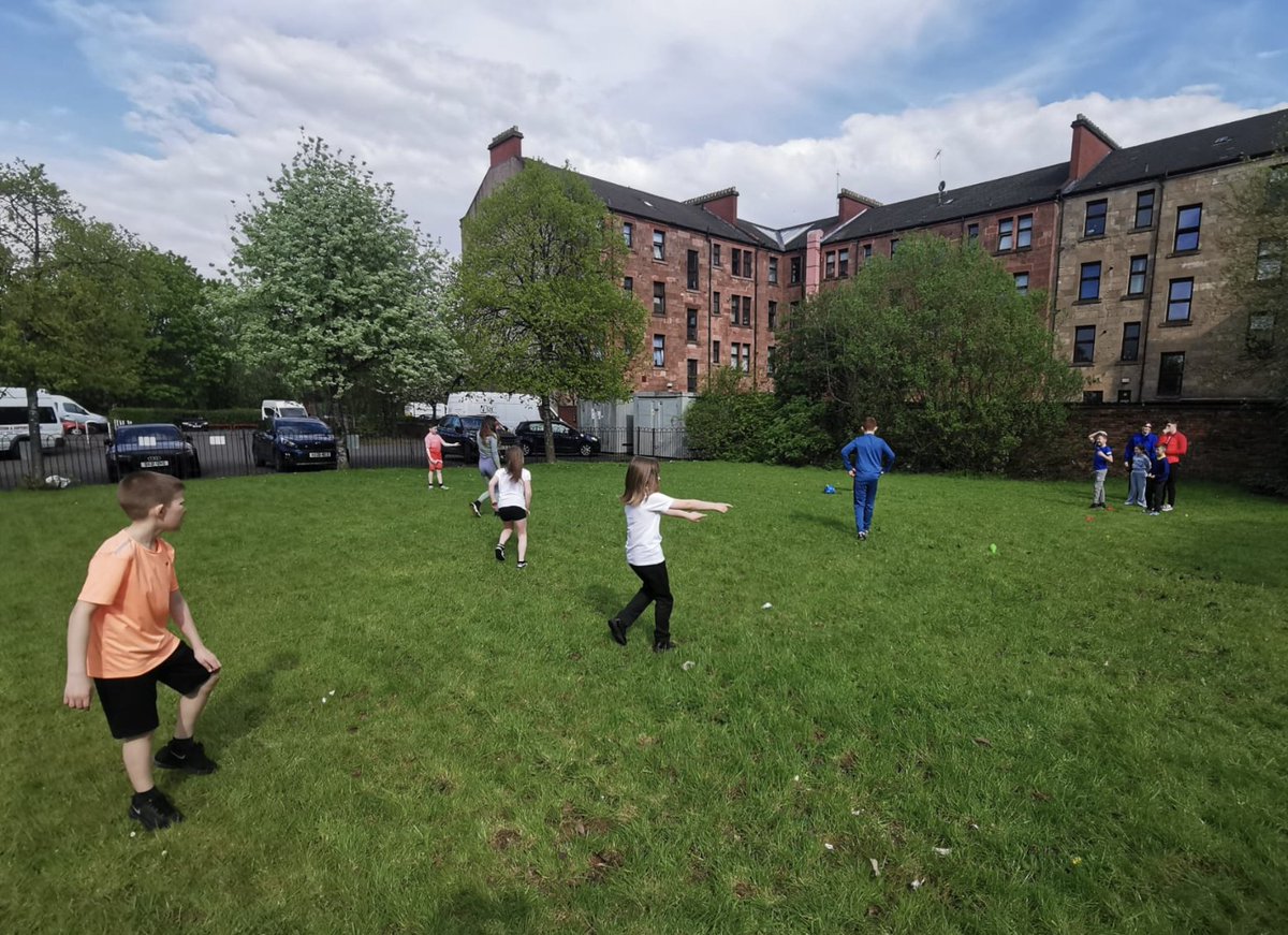 Magic session with our Yoker 8-11 early intervention group on Wednesday. We made the most of the great weather & played team games & challenges outside before doing arts & crafts + pool indoors for a breather. What a facility @CampusYoker is! Thanks to Dougie & team for looking