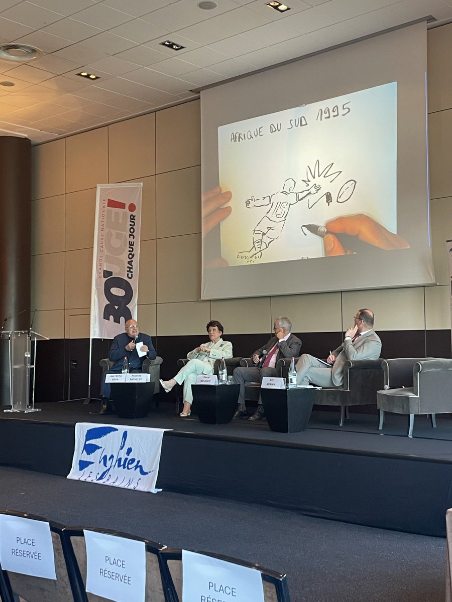 #Paris2024 @EnghienlesBains Début de la première table ronde : 'Le sport peut-il faire rayonner la France ?' autour de @R_Bachelot, Jean-Michel Brun @EOCEUOffice, Eric Monnin @Cerou_ufc @fc_univ, animé par @PascalBoniface et illustré par @Tommydessine ✏️