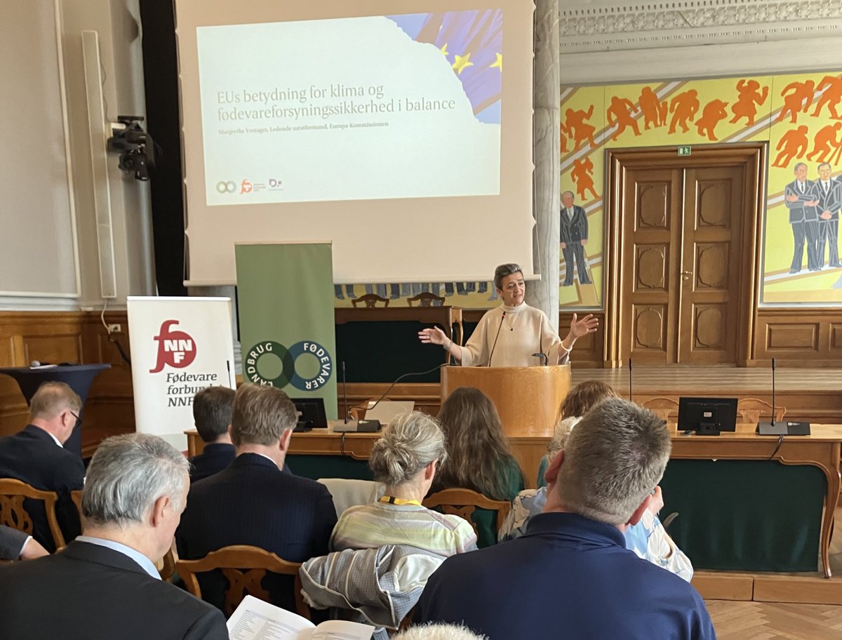 Danmarks EU-kommissær, Margrethe @vestager, sætter scenen for dagens program: “Landbrugspolitikken skal ses efter i sømmene (…) For landbrugspolitikken er forudsætningen for at vi kan producere de fødevarer, vi skal bruge i EU og verden, med hensyn til klima og biodiversitet.”