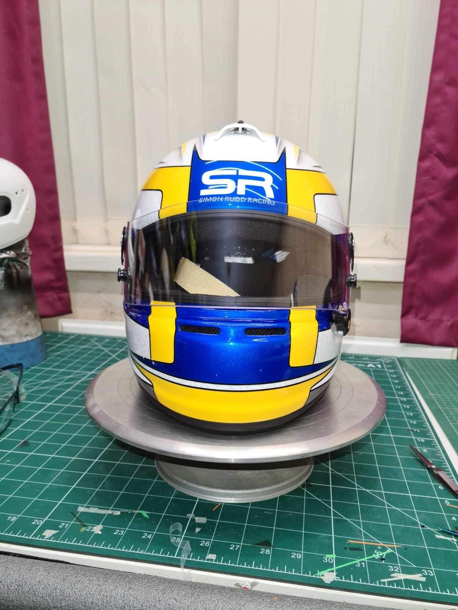A new helmet design for Simon Rudd! 

Painted by: @formula1richard

#f1 #fiaf2 #formula2 #fiaf3 #fiaf4 #helmetdesigner #helmet #indycar #indycarseries #indylights #karting #kart #racing #motorsport #helmetdesign #helmetdesigns #roadtof1 #ConnorLeeceDesigns