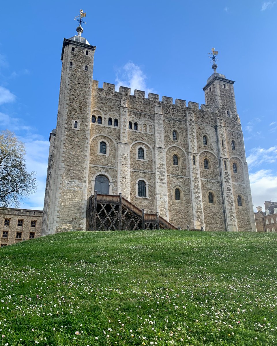 Got that Bank Holiday Weekend feeling 🎉 Who is planning a visit the Tower this long-weekend? Let us know👇