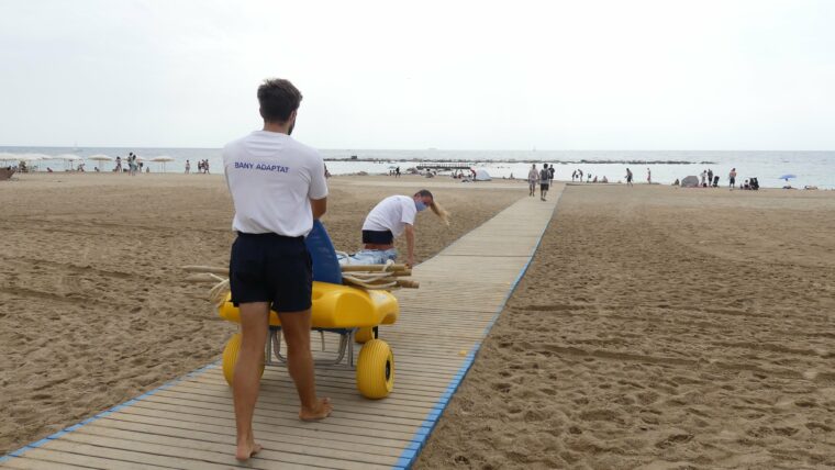 Obert el servei de suport al bany a les platges! 🏖️🔛 ➡️El servei inicia la temporada amb l’obertura dels punts de Nova Icària i el de la zona de banys del Fòrum #BCNinclusiva Consulta tota la informació: via.bcn/FF3u50R7z7J