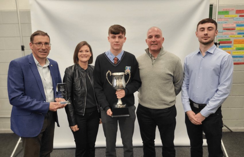 Congratulations to Cillian Keegan on being named at the @staidanscbs Athlete of the year last night. clonliffeharriersac.com/keego-awarded-…