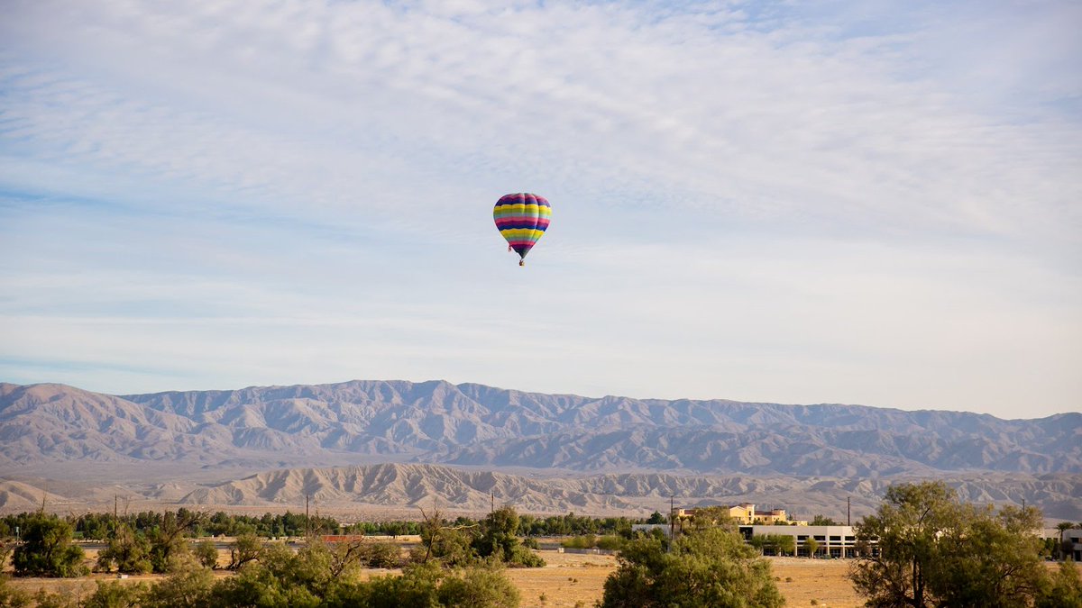 Envolez-vous pour des panoramas uniques à #GreaterPalmSprings ! À environ 2h de 🚗 de L.A., cette oasis de Californie du Sud 🌴 offre des activités aériennes afin de découvrir sa beauté ! Explorez @VisitGreaterPS & l'Ouest américain avec #AirTahitiNui 👉 bit.ly/3VPG9ac