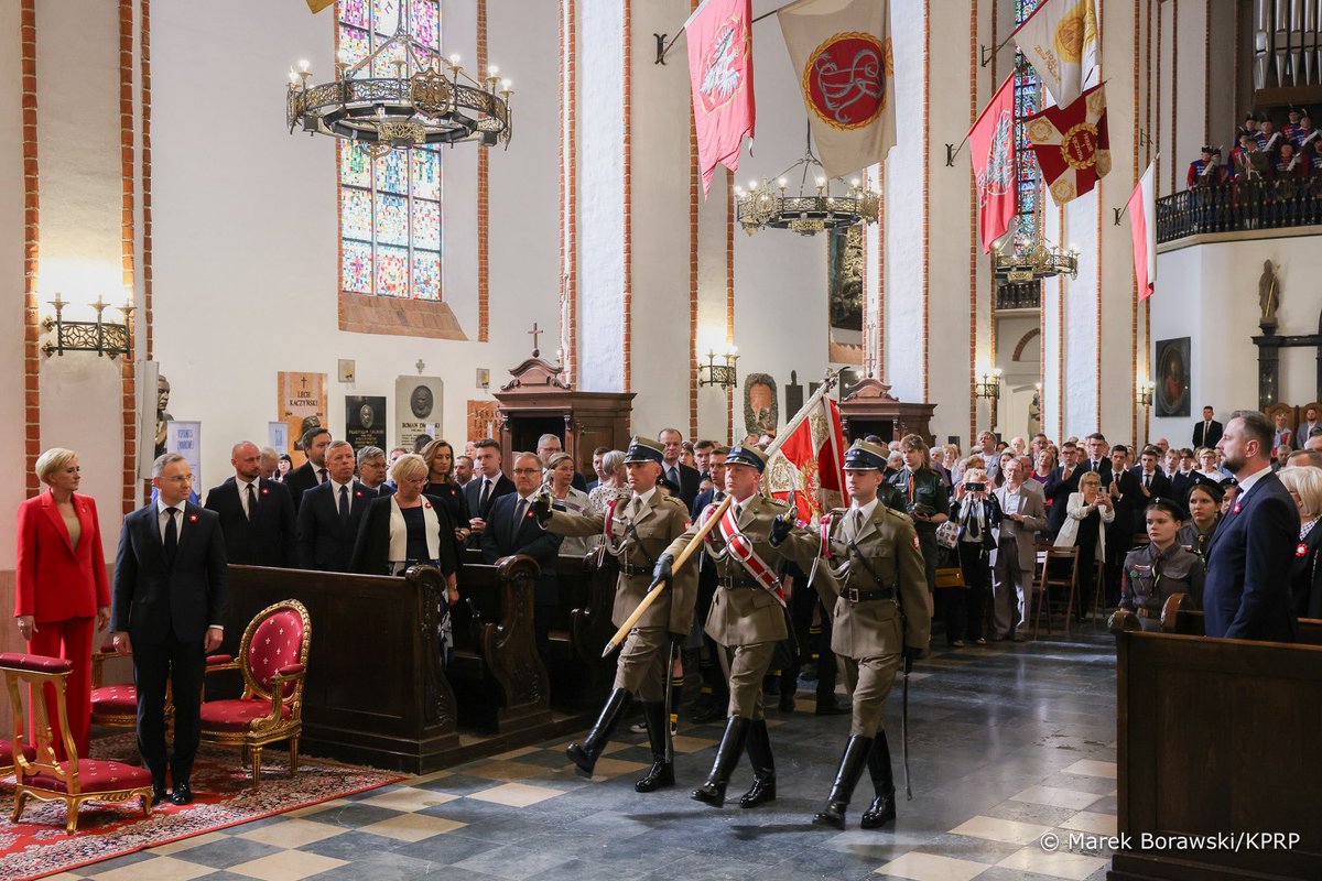 Prezydent @AndrzejDuda wraz z Małżonką Agatą Kornhauser-Dudą oraz Ministrami @GIBandych, @JacekSiewiera, @_piotrcwik i @DeraAndrzej biorą udział w Mszy Świętej w intencji Ojczyzny w Bazylice Archikatedralnej p.w. Męczeństwa św. Jana Chrzciciela w Warszawie.