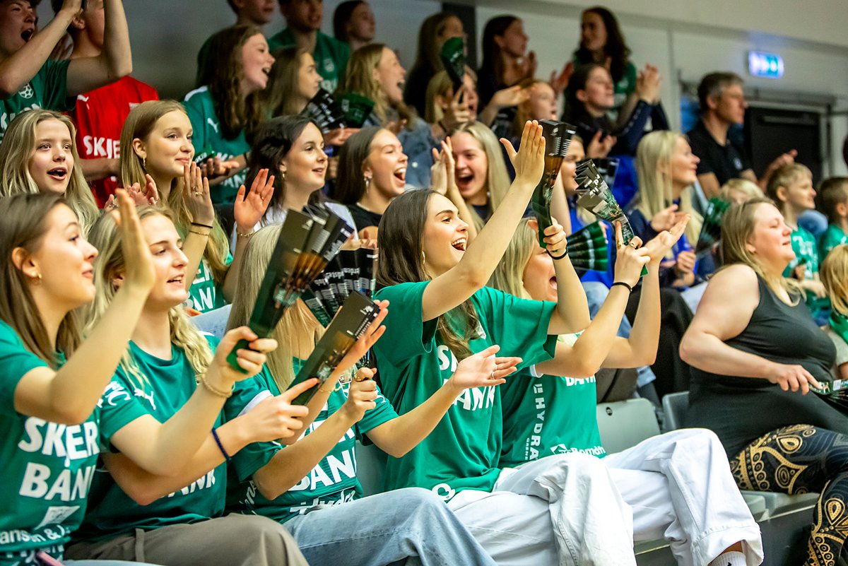 In Skjern there was a show on court and in the stands 😍💚❤️ #ehfel #elm #allin #ehffinals @csdinamooff @SkjernHaandbold