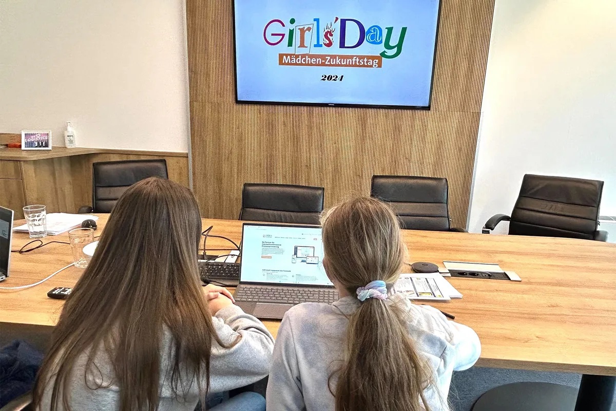 spedionapp's tweet photo. „IT-Girls“ bei SPEDION: Beim Girls‘ Day 2024  schnupperten zwei Schülerinnen bei uns in den Berufsalltag als  Fachinformatiker in der Anwendungsentwicklung. Das kam super an – auf  beiden Seiten. Fortsetzung folgt beim Girls‘ Day 2025!

https://t.co/a2K9BqcVuK https://t.co/AJdfkdBXeE