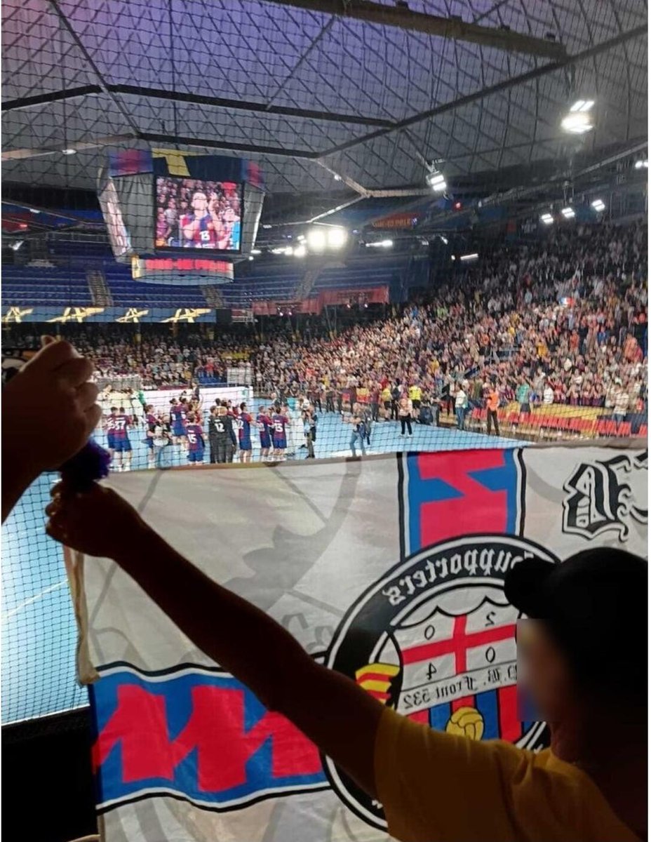 🤾‍♂️🤩 La @FRONT532oficial va celebrar el pas a la Final Four del @FCBhandbol al Palau Blaugrana! 💪 Colònia, ja som aquí! 🔵🔴 #FemBarçaFemPenya #ForçaBarça