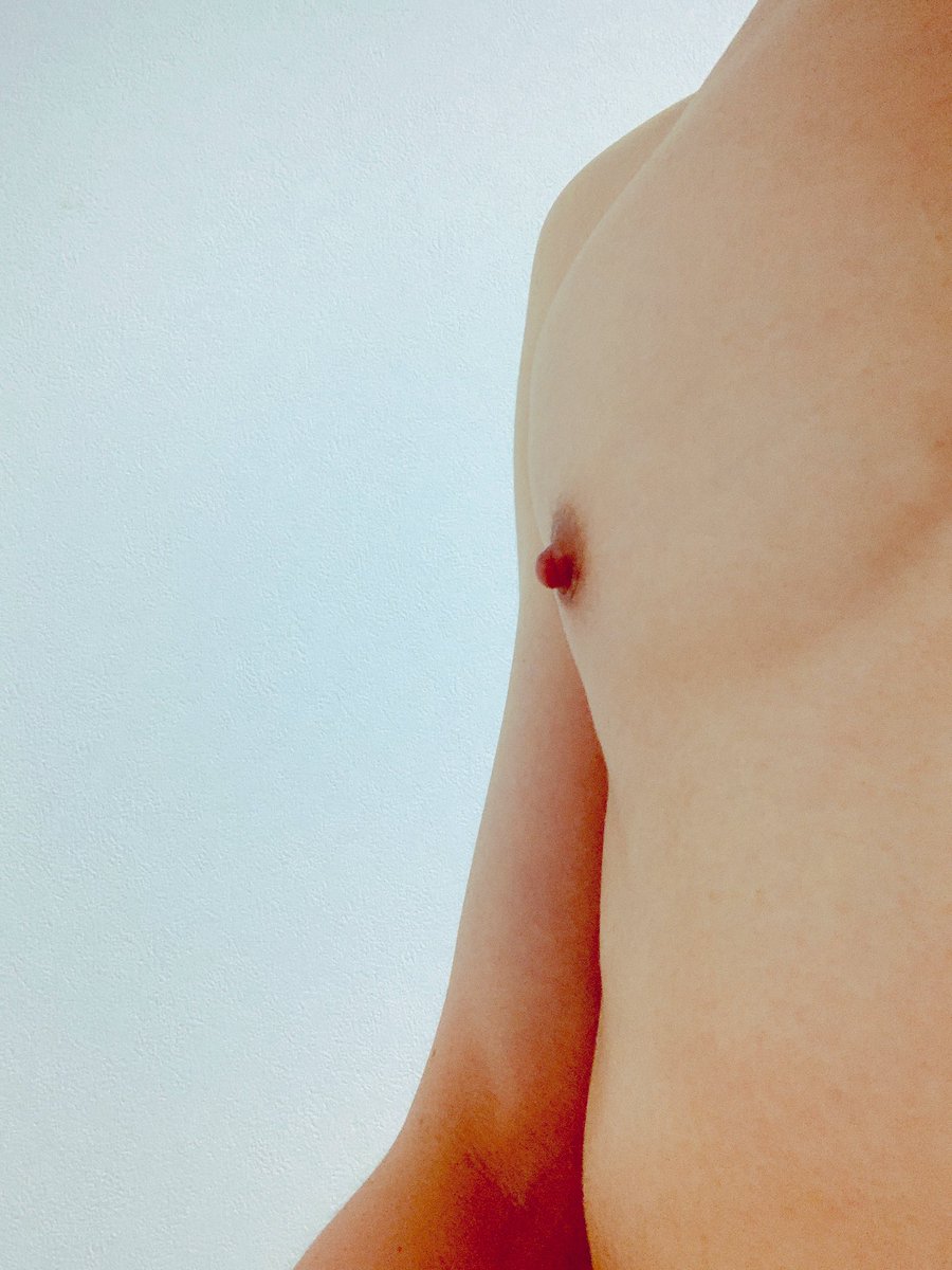 昨日は顔面騎乗で喉フェラのイマラ＋乳首弄りで一晩中いじめられてしまった
また乳首大きくなっちゃった😂

弄られる→感度あがる→大きくなる→弄られる…の無限ループやん