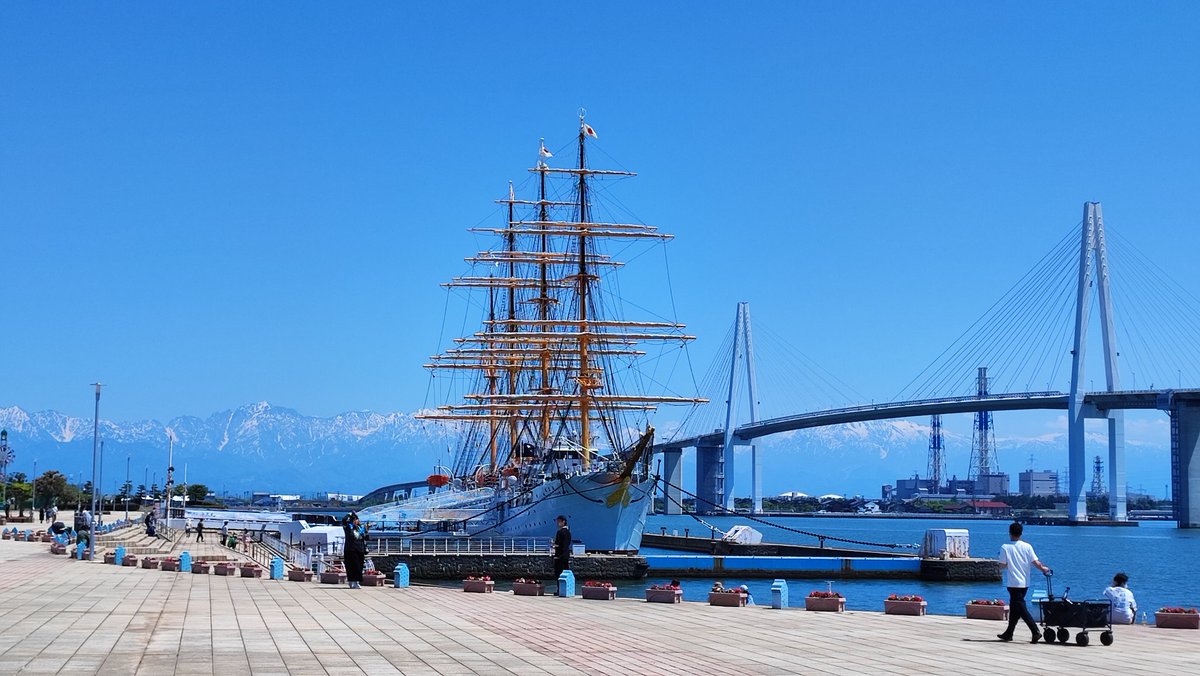 yu_kobayashi's tweet photo. 去年も来ましたが、富山県新湊の海王丸パークパークのこの景色を見つつ音楽に浸れるonefes、最高すぎる。 https://t.co/fXzAf9Rkyn