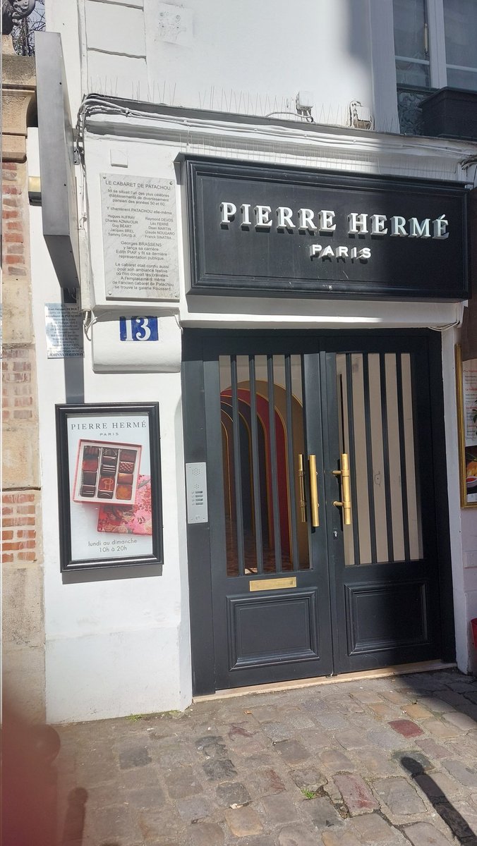 merlinpapin3's tweet photo. .@tbarnaud .@FredOL69007 ici a Montmarte le Cabaret de Mme #Patachou ou les plus grands y ont chantés et où le petit Jean Philippe y a été découvert.  Combien de nuit y ais je passé. J était comme chez moi. 
Que de beaux souvenirs Souvenirs https://t.co/dtQRFiz37k